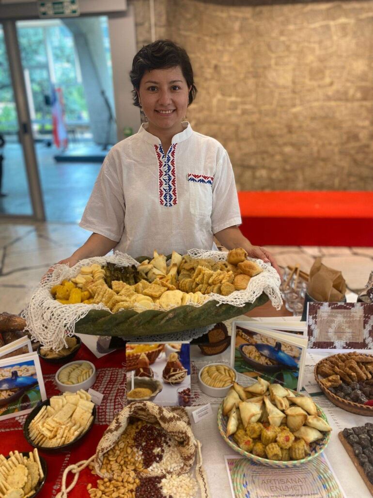 Rosa López, gestora cultural especializada en gastronomía y alimentos ancestrales presentó una réinterpretación de la cocina paraguaya mezclando ingredientes con mucho sabor, como el algarrobo, el mistol, la tuna y el ají del monte, con otros, como el maíz y la mandioca, para así conectar a los invitados con los sabores paraguayos.