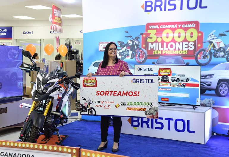 María Idelina Asunción Villalba recibió sus premios: una moto Buler y 20 millones de guaraníes.