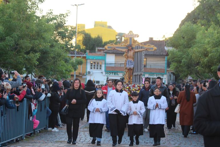 La comitiva de la parroquia de Piribebuy, encabezada por la imagen de la Ñandejára Guasu, avanza hacia el altar. 