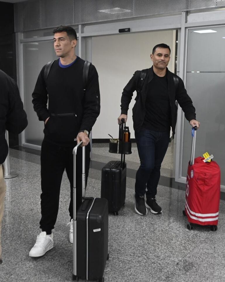 Fabián Balbuena (i), jugador, y Justo Villar (d), dirigente de la Selección Nacional de Fútbol que estaban en el vuelo que aterrizó de emergencia.