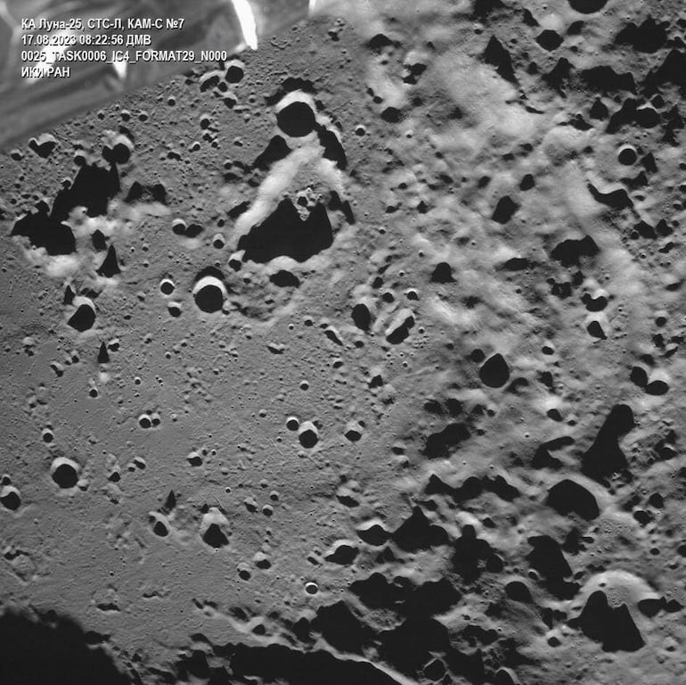 Vista de la foto difundida por la agencia espacial rusa Roscosmos enviada por la sonda Luna-25. que contiene una imagen del cráter Zeeman, en la cara oculta de la Luna.