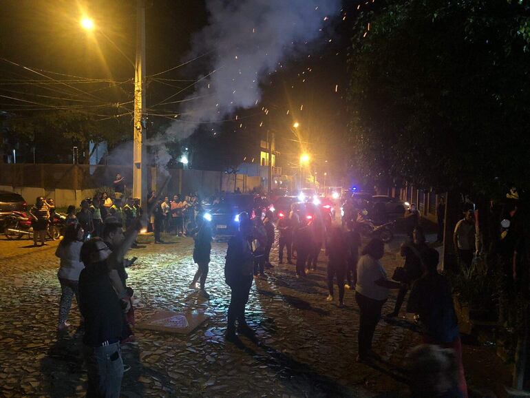 Los indignados arrojaron huevos y lanzaron petardos frente a la vivienda de la exsuegra de la mujer fallecida.