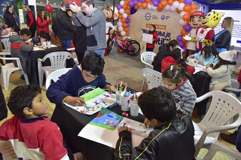 Niños participan del concurso de dibujo y pintura en el marco de la campaña contra el trabajo infantil