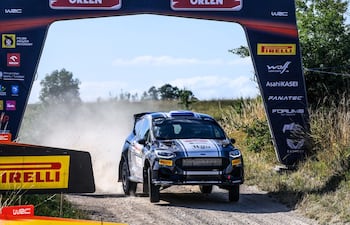 El Ford Fiesta Rally3 del piloto paraguayo Diego Domínguez Bejarano y el copiloto español Rogelio Peñate en el Rally de Polonia.