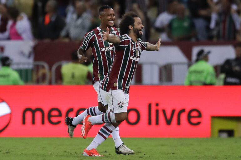 Marcelo (d) de Fluminense celebra un gol este miércoles, en un partido de la fase de grupos de la Copa Libertadores entre Fluminense y Alianza Lima en el estadio Maracaná en Río de Janeiro (Brasil).