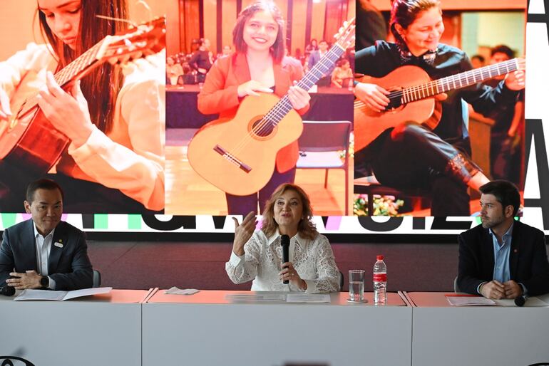 Berta Rojas, acompañada por representantes de una marca que la acompaña, dijo estar feliz de volver a incentuvar a los jóvenes guitarristas con este concurso.