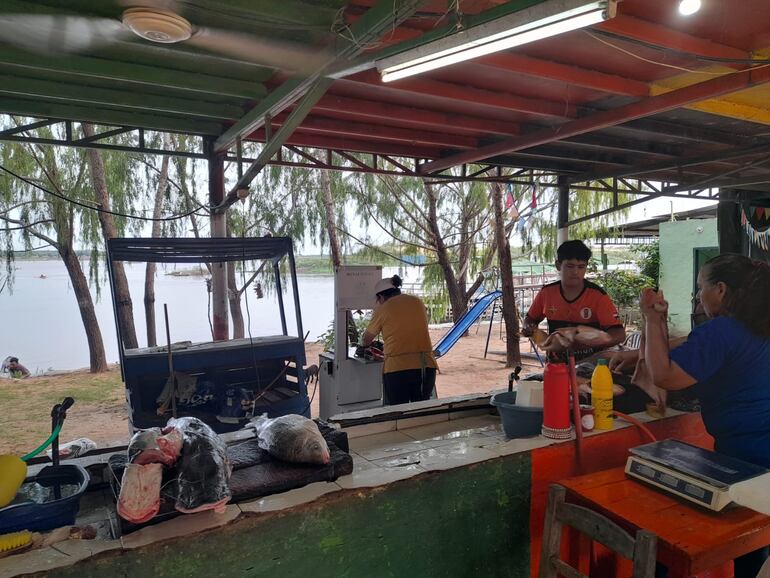 Trabajadores de la zona de Remanso muestran los pescados que están en oferta antes del inicio de la veda pesquera.