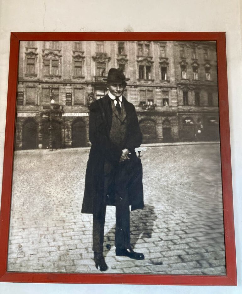 Franz Kafka delante del Café Arco, Praga, circa 1920 (Foto Martina Kutková)
