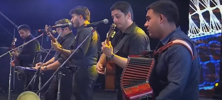 El grupo Tradición Viva en un momento de su presentación en el anfiteatro correntino.