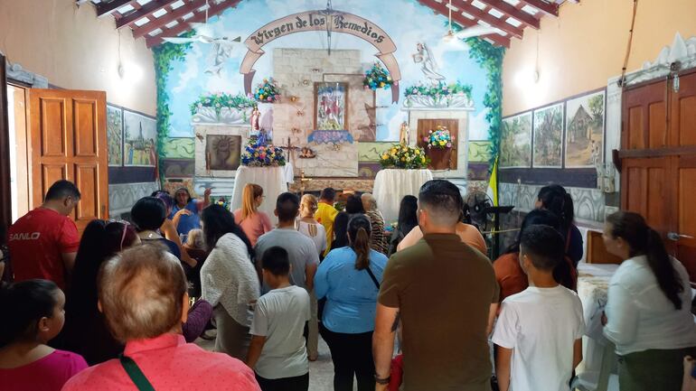 Como todos los años una multitud llegó hasta la capilla de la Virgen de los Remedios de Villeta.