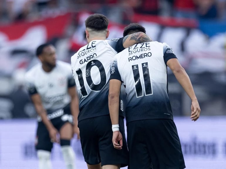 El paraguayo Ángel Romero (11), jugador del Corinthians festeja un gol en el partido ante Flamengo por la fecha 25 de la Serie A de Brasil.