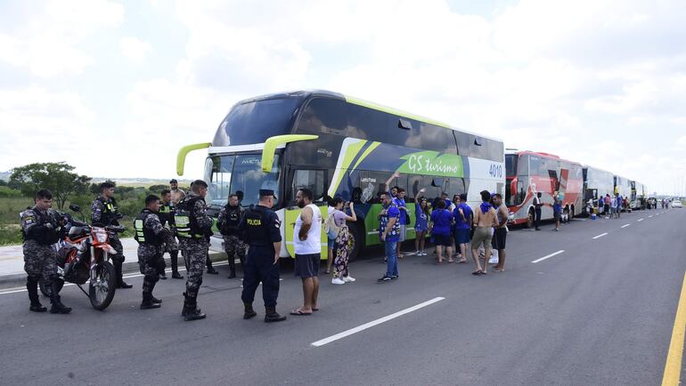 Ante la falta de sombra, los brasileños se guarecieron del sol al costado de los colectivos estacionados en plena avenida Costanera Sur.