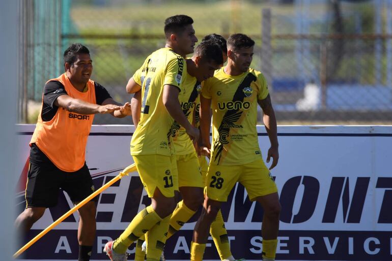 Wilfrido Báez celebra el tanto de apertura del marcador en medio de Lucas González y Luis Mendoza. (Foto: APF)