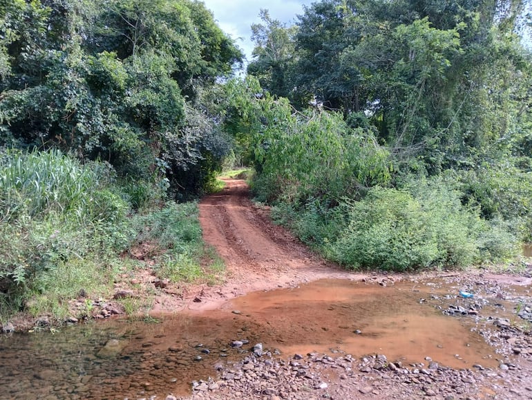 Camino de la compañía Santa Librada, que en días de lluvia aisla totalmente a sus pobladores.