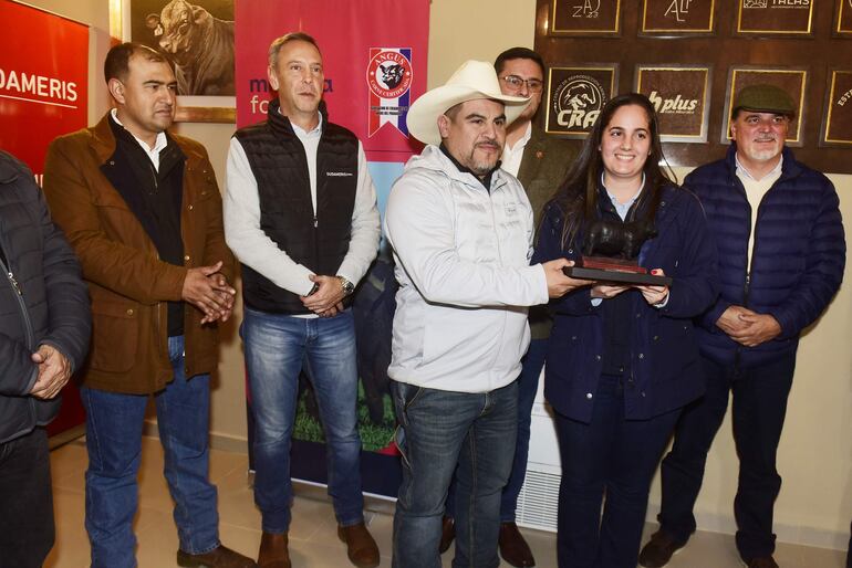 Entrega de los premios a los campeones de la raza Angus.