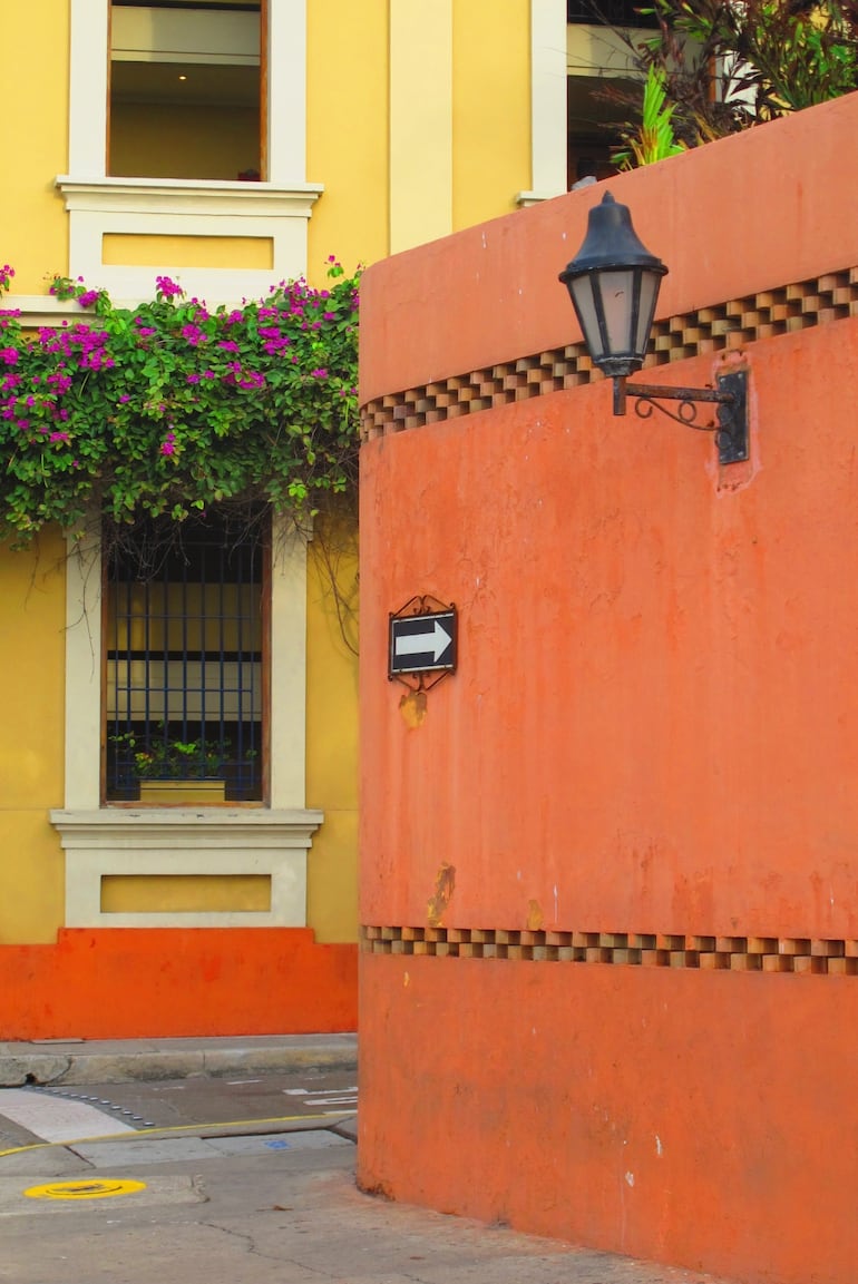 Detalle colonial de un recodo donde se encuentra la casa de Gabriel García Márquez en Cartagena de Indias, Colombia.