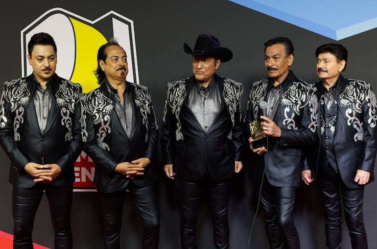 Los integrantes de la agrupación los Tigres del Norte posan en la alfombra roja de los Premios Juventud este jueves, en el coliseo José Miguel Agrelot en San Juan (Puerto Rico). 