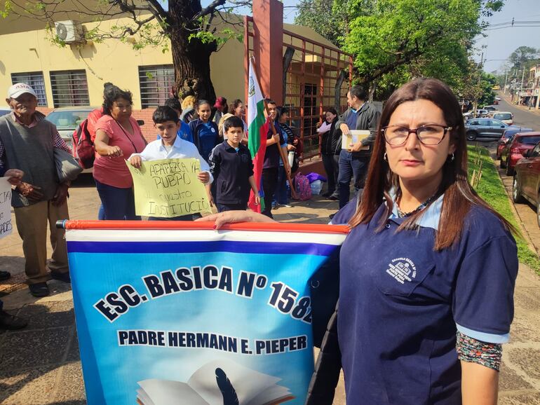 Mirian Silvero, docente de la escuela básica Nro. 1582 “P. Hermann Pieper”, de una compañía rural de General Delgado, cuestionó el silencio de las autoridades ante el reclamo de la comunidad educativa