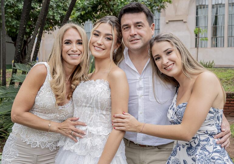 Luciana Melgarejo con sus padres Monserrat y Daniel y su hermana Fiorella.