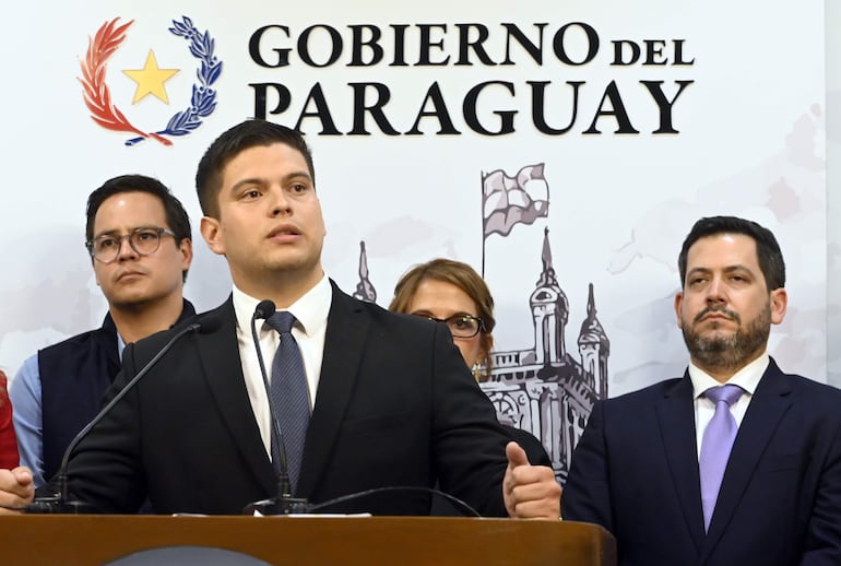 Nicolás Antúnez Tillería, como vocero representante estudiantil en Mburuvicha Roga, defendió al Gobierno del presidente de la República, Santiago Peña, ante reclamos de universitarios.