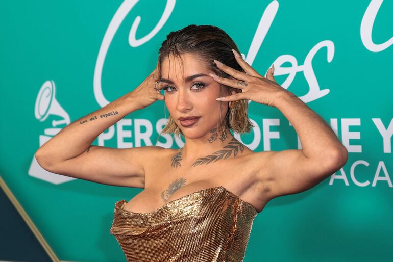 La cantante argentina María Becerra llegó así de espléndida a la gala Person Of The Year en Miami. (Giorgio Viera / AFP)