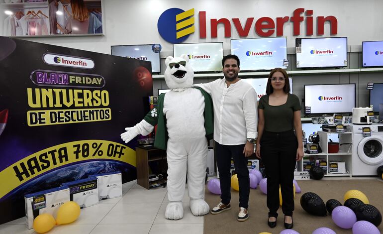 El Oso Famoso, José Vysokolán, gerente de marketing de Inverfin, e Isabel Díaz, content manager, invitan a disfrutar de los descuentos. 