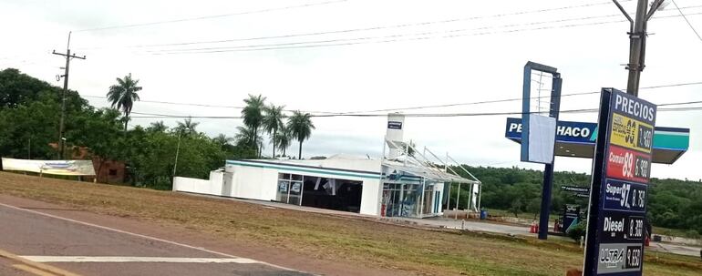 La tormenta desmanteló el techo del área de shopp de la estación de servicios en San Roque González.