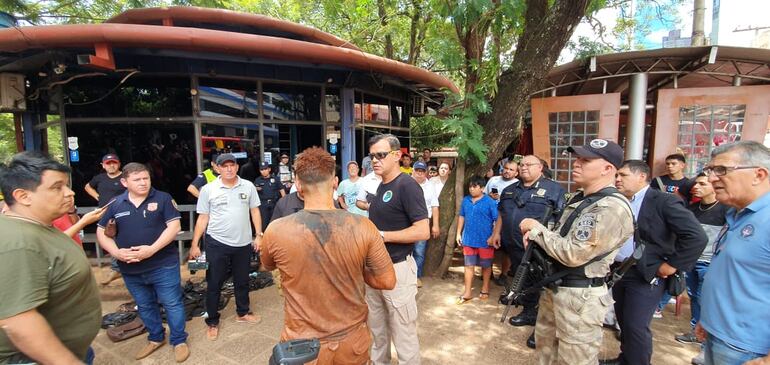 La Policía recurrió a Bomberos Voluntarios para explorar el túnel.