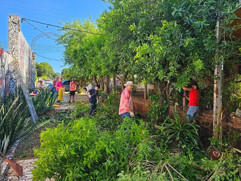 El artista plástico Rubén Sykora y un grupo de vecinos realizó la limpieza del Paseo de los enamorados. Ahora están en plena tarea de equipar de nuevas luces.