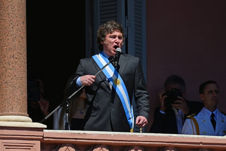 El nuevo presidente de Argentina, Javier Milei, se asomó por primera vez al balcón principal de la Casa Rosada, la sede gubernamental del país suramericano, y saludó a los presentes en la Plaza de Mayo cantando y decretando “el fin de la noche populista”.