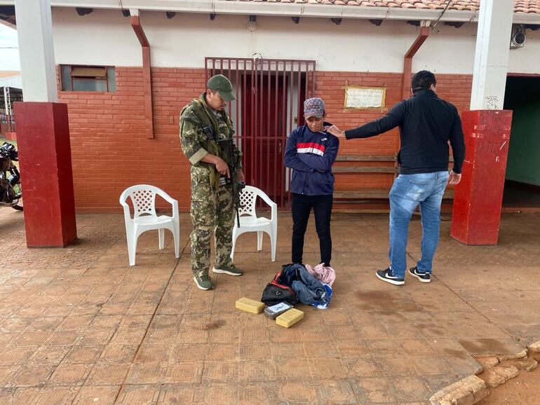 Alexis Recalde Mendoza, momento en que era detenido por los agentes de la Senad.