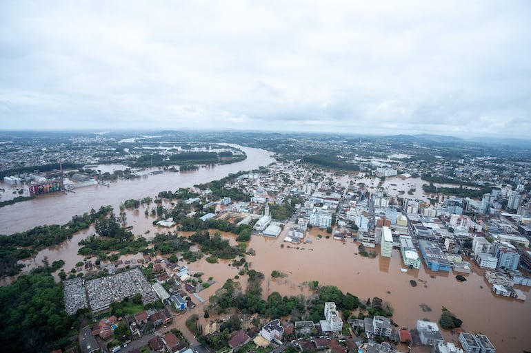 Fotografía cedida por el Gobierno de Rio Grande del Súr, que muestra las inundaciones causadas por las lluvias en la población de Lajeado (Brasil). El número de fallecidos por el paso de un ciclón extratropical que avanza desde el lunes por la región sur de Brasil aumentó a 22 en los estados de Rio Grande do Sul y Santa Catarina. (EFE)