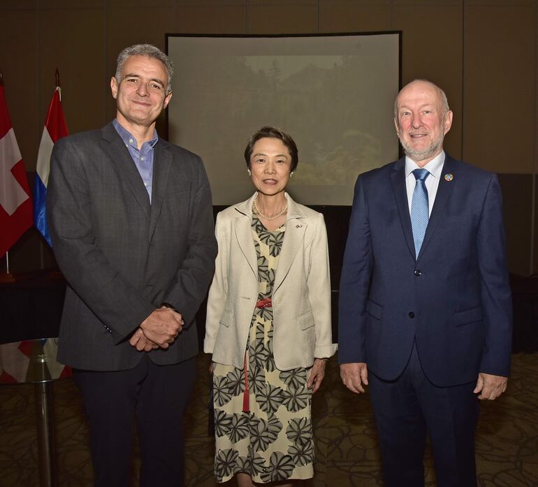 Yan Speranza, embajadora de Japón Yoshie Nakatani y Mario Samaja.
