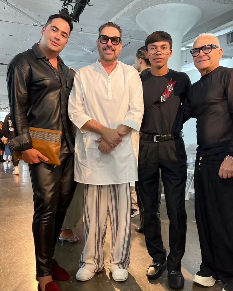 Éver Vera posa con Rangel Barreto, el editor jefe de la Revista Vogue Latinoamérica, José Forteza  José Forteza, y otro asistente al New York Fashion Week. (Instagram/Éver Vera)