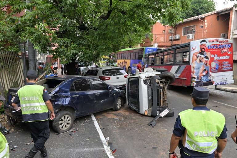 Dos buses y por lo menos tres vehículos particulares estuvieron involucrados en un accidente de tránsito múltiple.