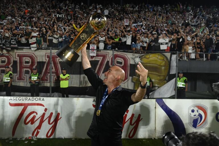 Miguel Cardona celebrando el título de Olimpia.