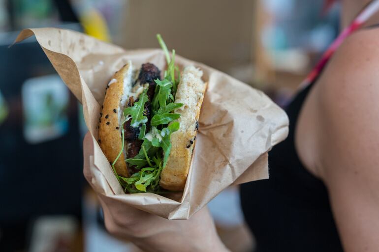 La rúcula es antianémica, no pierdas la oportunidad de incluirla en tus preparaciones, como en sándwiches o hamburguesas.