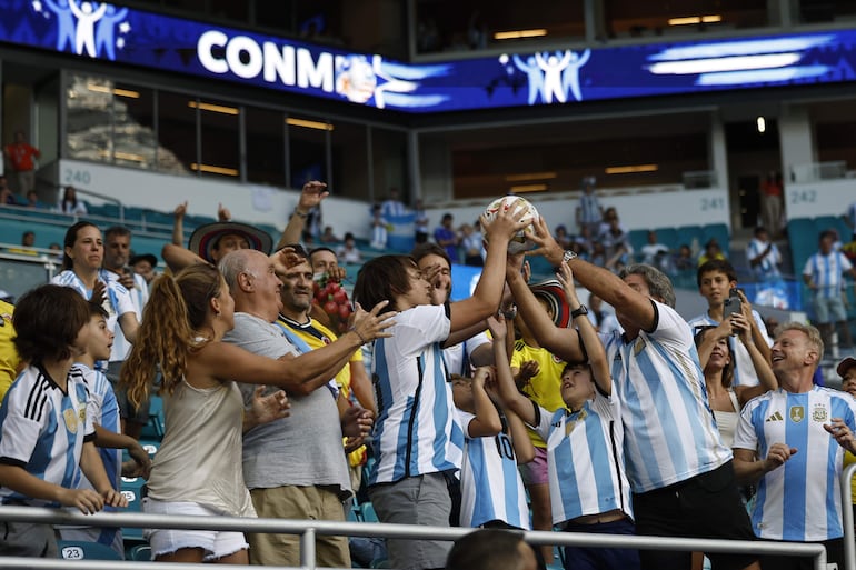 Los hinchas argentinos en el Hard Rock Stadium a la espera de la final de la Copa América 2024. 