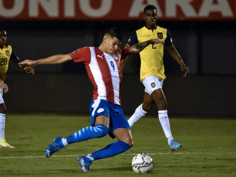 Robert Morales, jugador de la selección de Paraguay, define una jugada en el partido frente a Ecuador por las Eliminatorias Sudamericanas 2022 en el estadio Antonio Aranda Encina, en Ciudad del Este. 