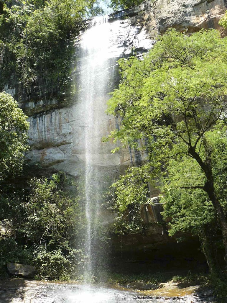 Caída de agua entre piedras en Guairá.