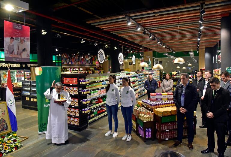 Con la bendición de un sacerdote, se reabrió el nuevo Superseis de Paseo La Galería, para mayor comodidad.