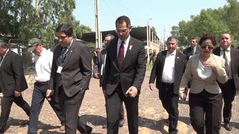 Marco Aurelio González con ocupantes de tierras del Ministerio de Defensa.