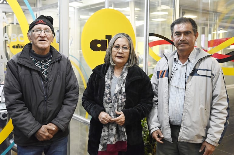 Saturnino Silva, Alicia Gutiérrez y Juan Vicente Fernández, en la redacción de ABC Color.