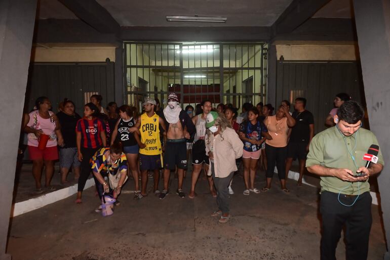 Familiares de presos se agolparon frente a la Penitenciaría de Tacumbú anoche.