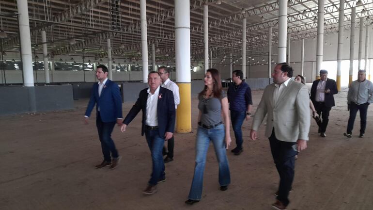 El gobernador de Ñeembucú, Víctor Hugo Fornerón y la presidenta de la Cámara de Empresas Maquiladoras, Carina Daher, recorren la instalaciones del Centro de Desarrollo de Productores, lugar donde posiblemente será instalado una industria de maquila.