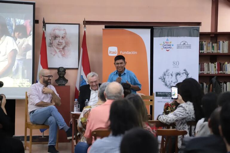 Roberto Galeano Monti, Guillermo Sequera y Rodolfo Ñuhwyt Fretes durante la presentación de “Cosmografía Chamacoco”.