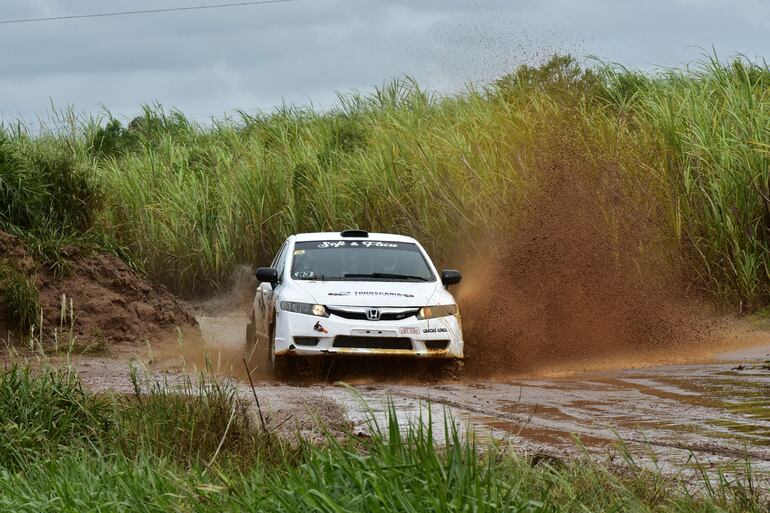 Leonardo Balbuena y Armando Fariña, a bordo del Honda Civic Si, fueron los ganadores de la RC4B, por el Campeonato Nacional de Rally.