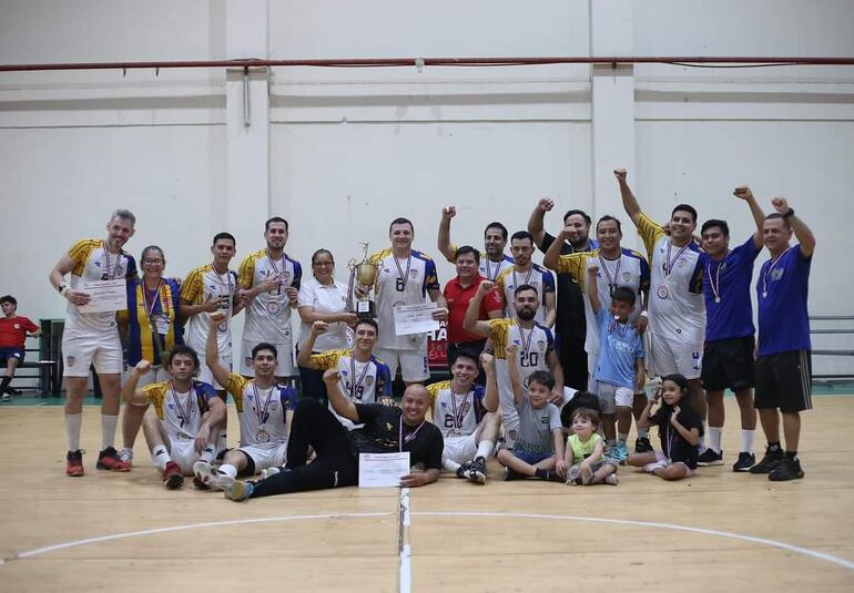 Plantel de Luque que acaparó la mayoría de los torneos de la temporada y ahora se alzó con el República. Los luqueños celebraron el bicampeonato.