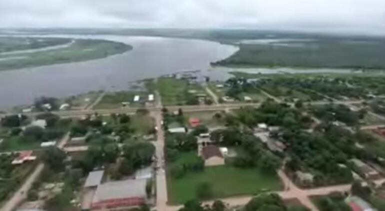 Vista aérea de la ribera del Paraguay a la altura de la ciudad de Villa Oliva.