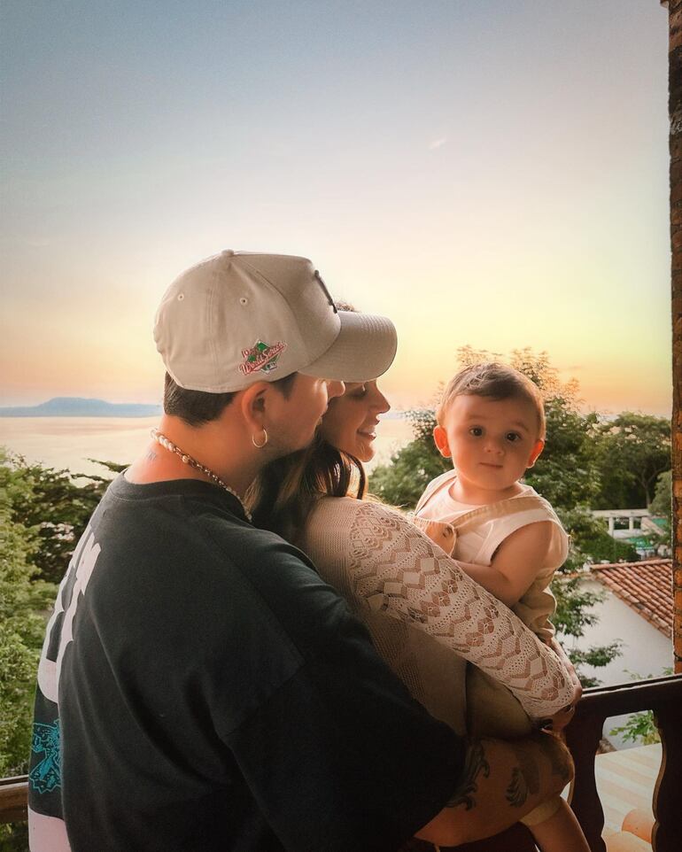 ¡Siempre juntos! Pablo Mejía y Stephi Stegman con Bruno en brazos. (Instagram/Stephania Stegman)